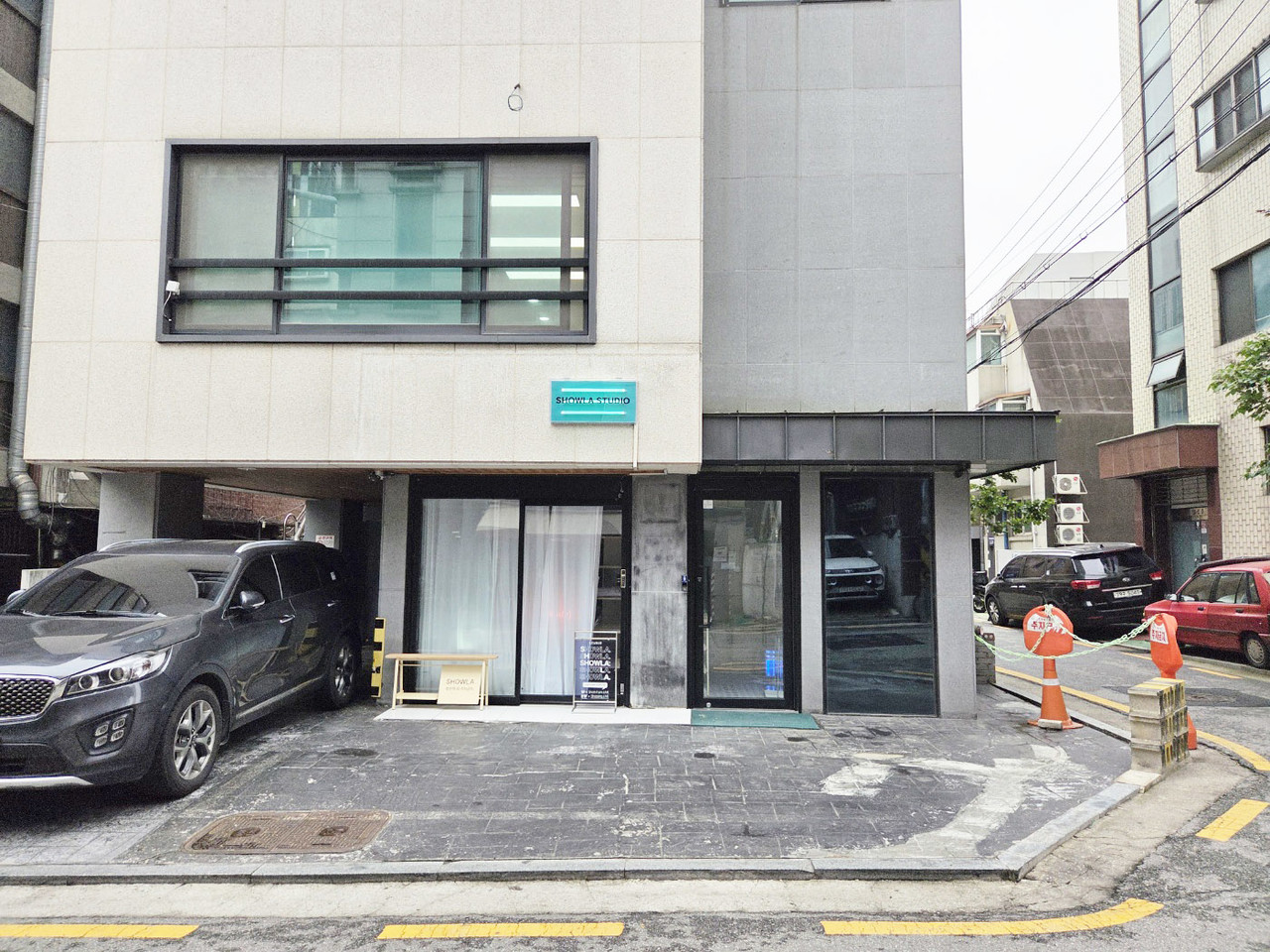스튜디오 외관 및 주차공간