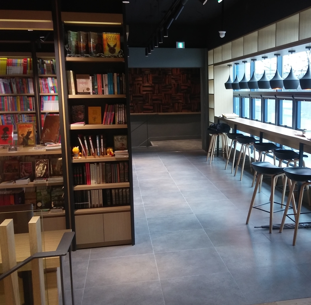 <strong>2층 - 대동서적</strong><br/>교과서,초중고 참고서,어린이도서,여성실용,스포츠,퍼즐,기술공학,컴퓨터