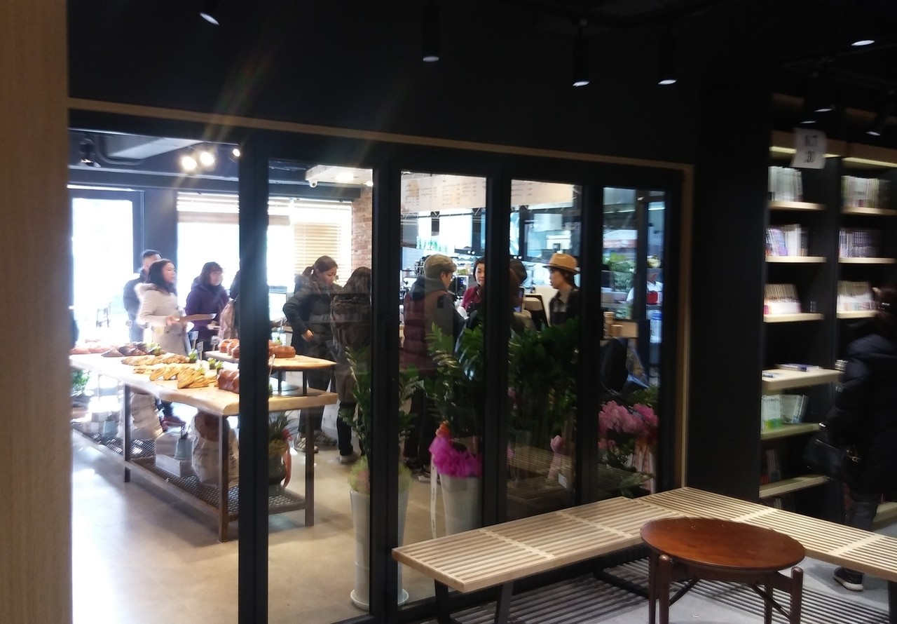 <strong>좋은아침 PASTRY</strong><br/>맛 좋고 몸에도 좋은 빵과 커피<br/>T. 407-3461