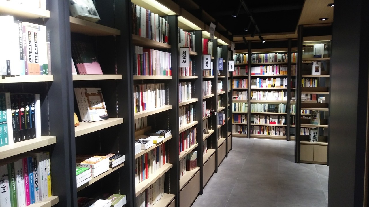<strong>1층 - 대동서적</strong><br/>문학,인문,사회과학