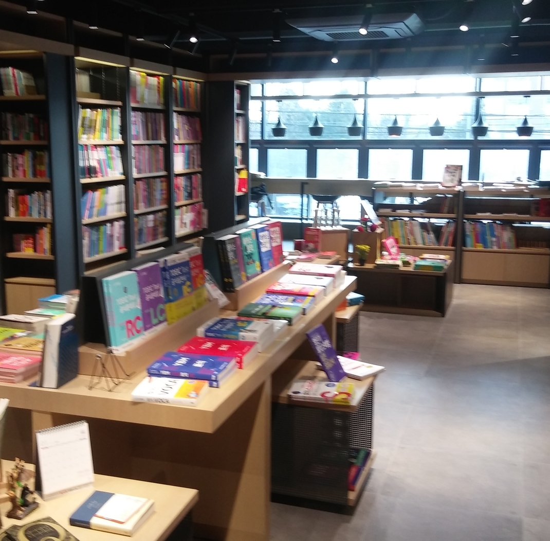 <strong>2층 - 대동서적</strong><br/>교과서,초중고 참고서,어린이도서,여성실용,스포츠,퍼즐,기술공학,컴퓨터