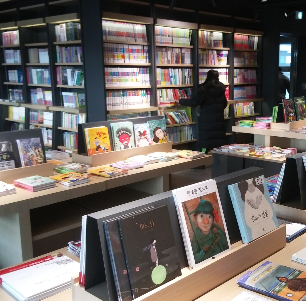 <strong>2층 - 대동서적</strong><br/>교과서,초중고 참고서,어린이도서,여성실용,스포츠,퍼즐,기술공학,컴퓨터