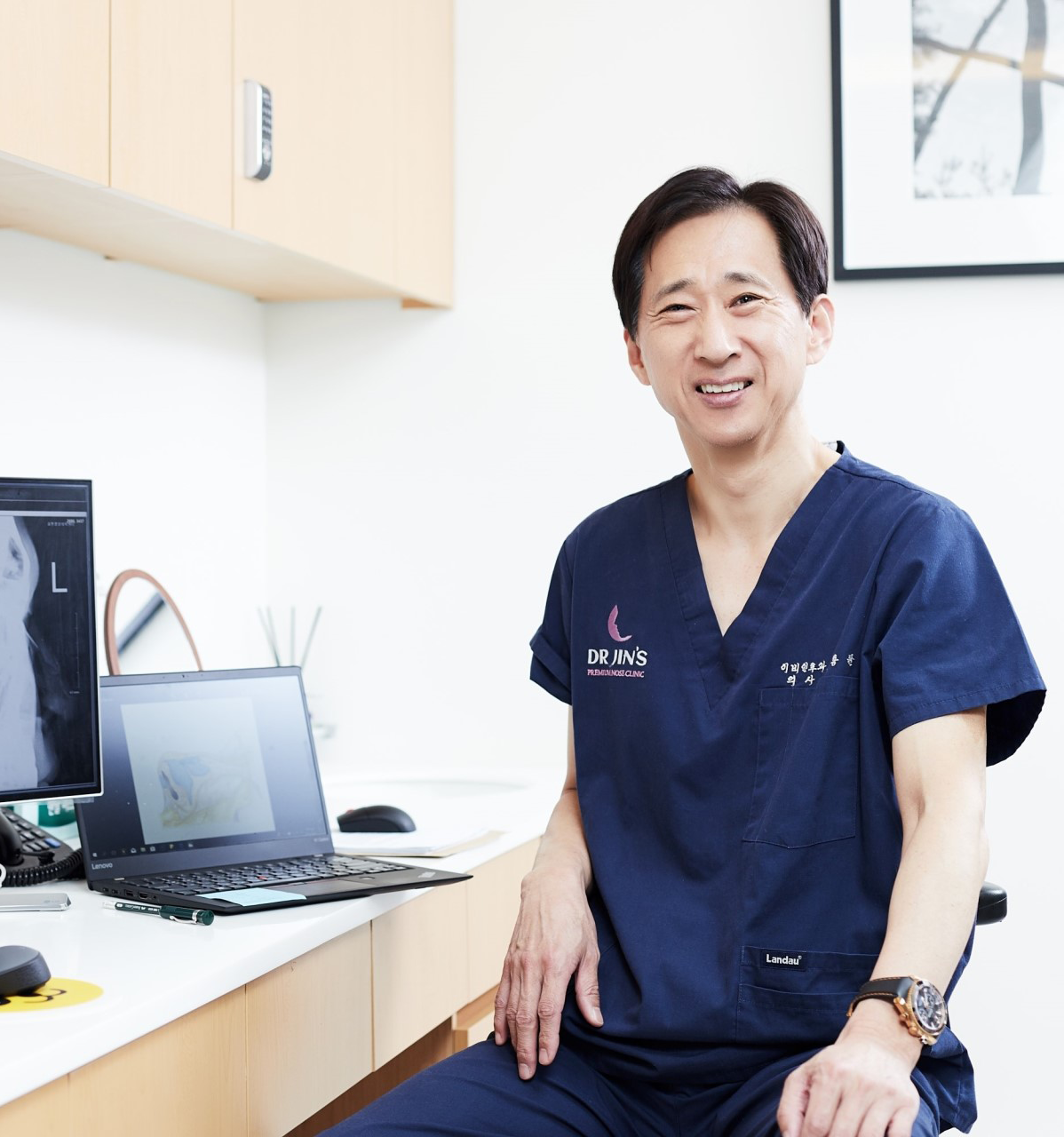 <p style="color:white; font-weight: 700; line-height: 1.6; font-size: 20px; text-align: center;">   <span style="font-size: 26px; display: inline-block; margin-bottom: 15px;">Our team</span><br>   30년 경력의 집도의,<br>   15년 경력의 상담간호사,<br>   12년 경력의 수술장 간호사의<br>   완벽한 팀워크! </p>