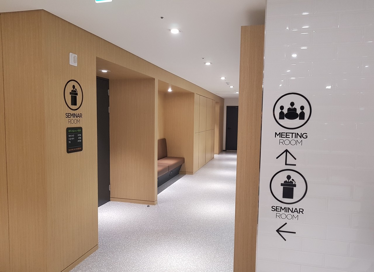 <strong>3층 - 북스터디독서실[강연장]</strong><br/>이용 문의 T. 070 4345 8103