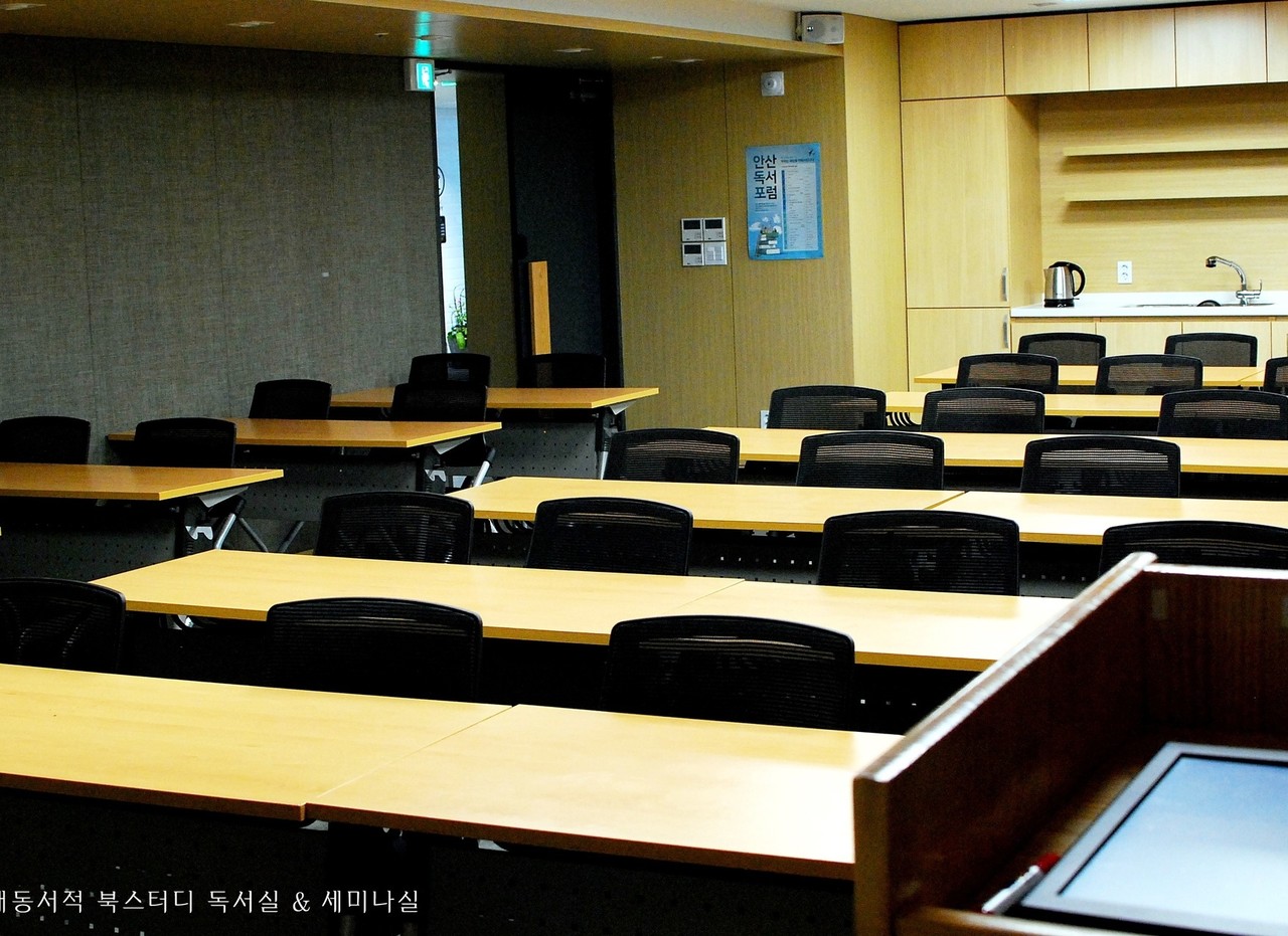 <strong>3층 - 북스터디독서실[강연장]</strong><br/>50석. 빔프로젝터, 음향시설 기본<br/>이용 문의 T. 070 4345 8103