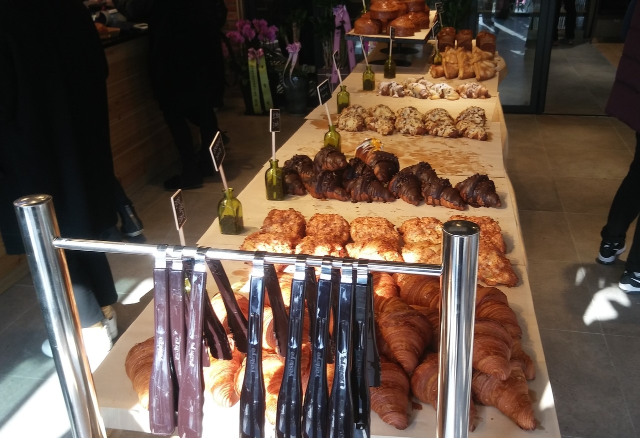 <strong>좋은아침 PASTRY</strong><br/>맛 좋고 몸에도 좋은 빵과 커피<br/>T. 407-3461