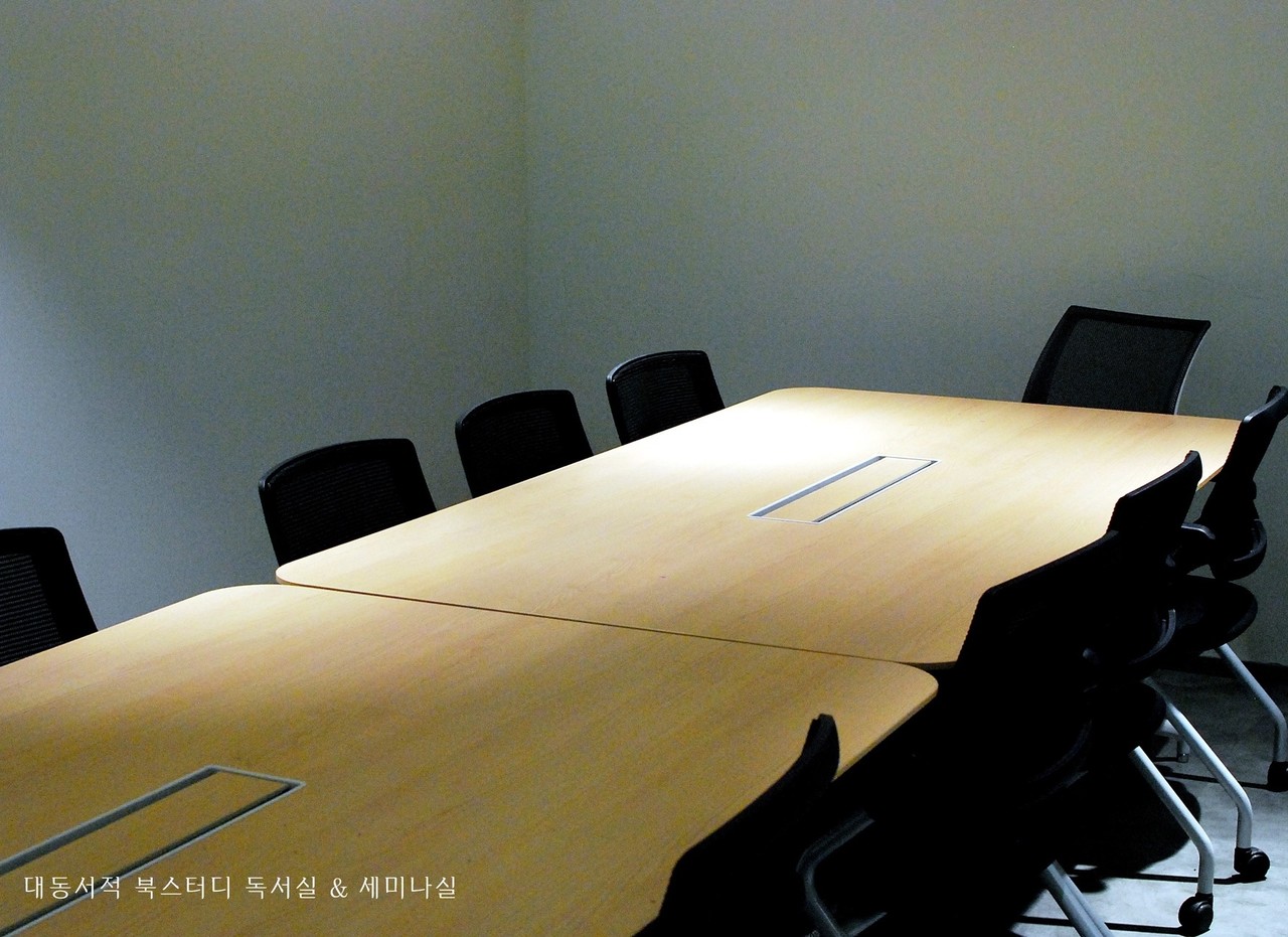 <strong>3층 - 북스터디독서실[세미나/미팅]</strong><br/>12인실, 빔프로젝터, 음향 기본<br/>이용문의 T. 070 4345 8103