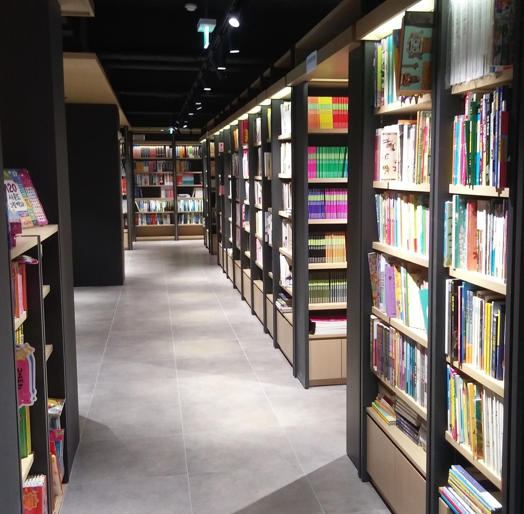 <strong>2층 - 대동서적</strong><br/>교과서,초중고 참고서,어린이도서,여성실용,스포츠,퍼즐,기술공학,컴퓨터