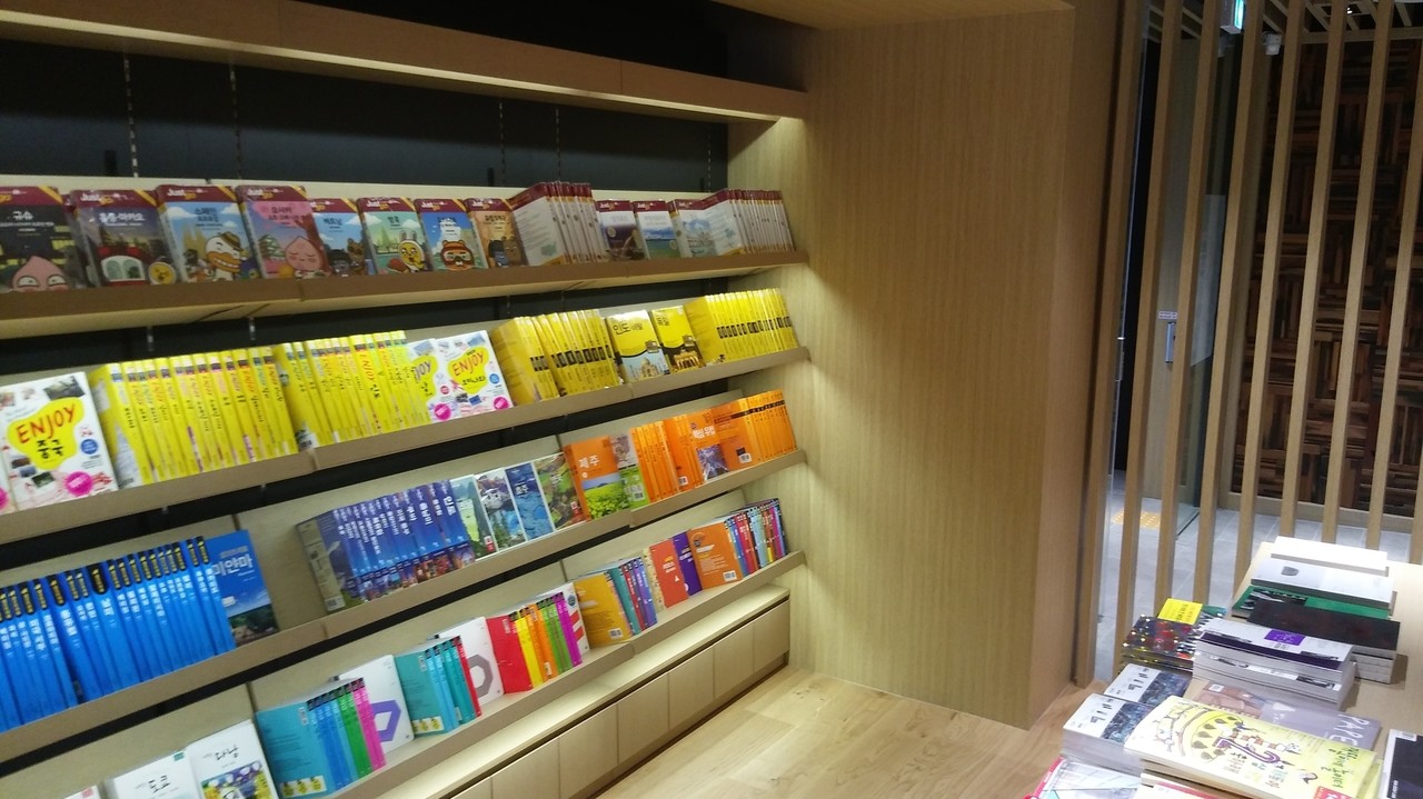 <strong>1층 - 대동서적</strong><br/>문학,인문,사회과학