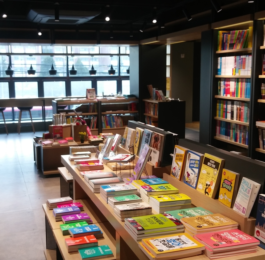 <strong>2층 - 대동서적</strong><br/>교과서,초중고 참고서,어린이도서,여성실용,스포츠,퍼즐,기술공학,컴퓨터