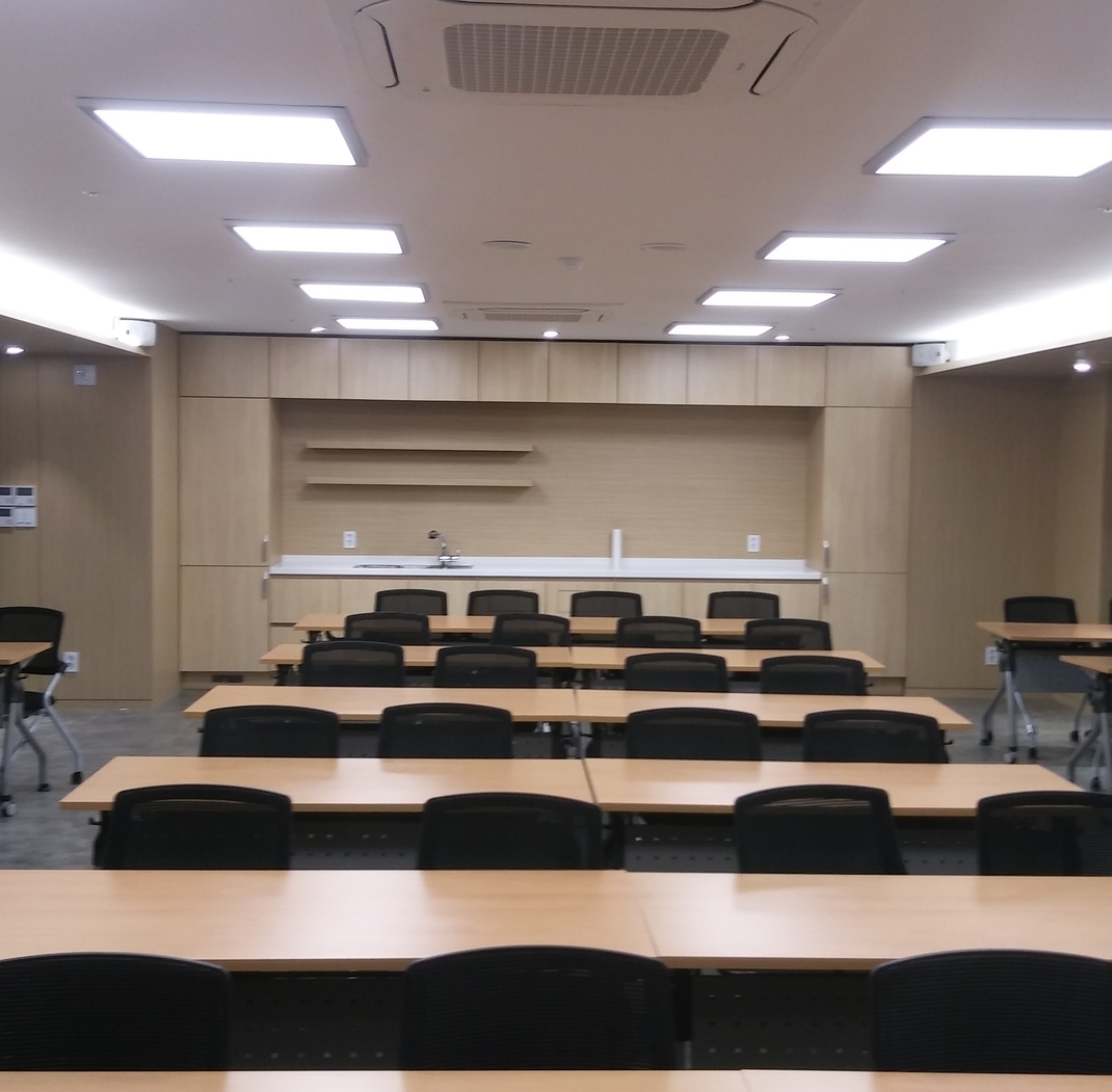 <strong>3층 - 북스터디독서실[세미나/미팅]</strong><br/>이용 문의 T. 070 4345 8103