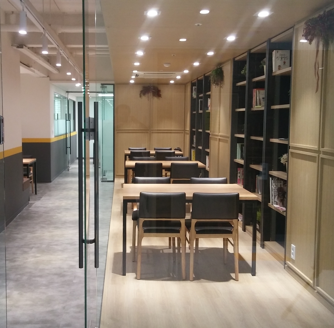 <strong>3층 - 대동북카페</strong><br/>문의 T. 070 4345 8104