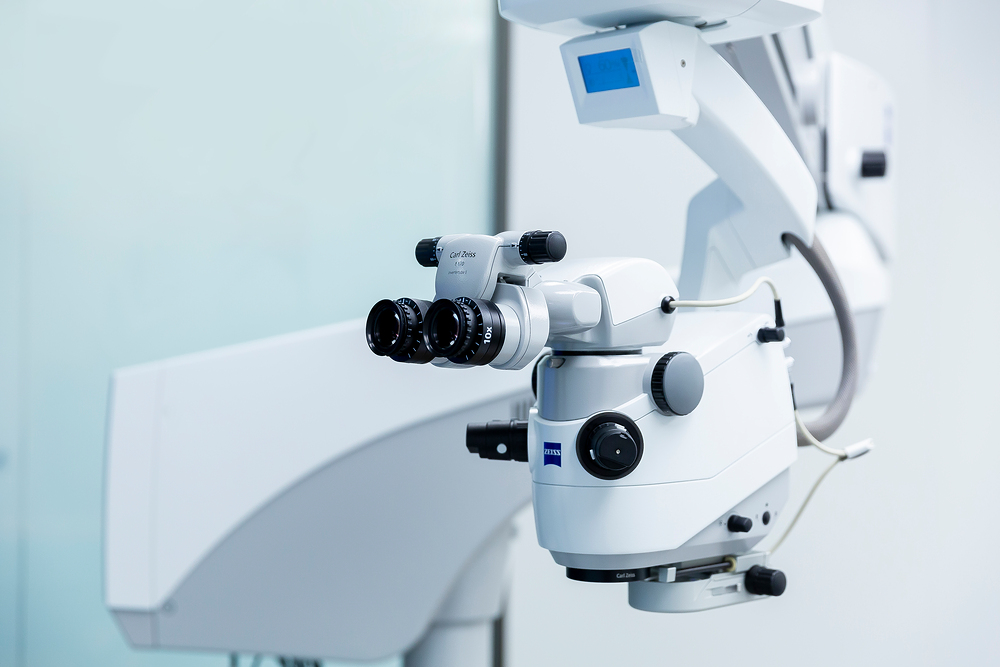 <p style="color:white; font-weight: 700; line-height: 1.6; font-size: 20px; text-align: center;">   <span style="font-size: 26px; display: inline-block; margin-bottom: 15px;">What we do</span><br>   모든 종류의 기능적,<br>   미용적 코수술을 시행합니다.<br>   특히 고난도의 코성형술,<br>   코재수술, 코재건에 특화되어 있습니다. </p>