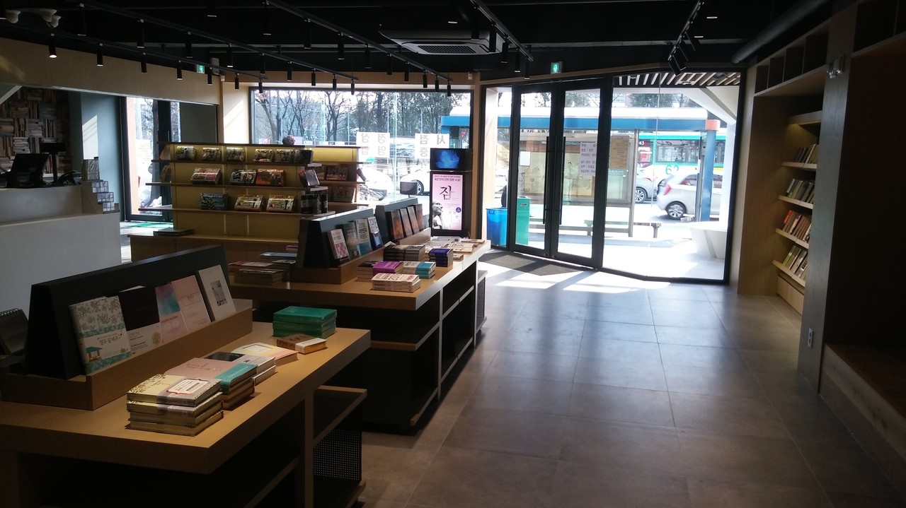 <strong>1층 - 대동서적</strong><br/>문학,인문,사회과학