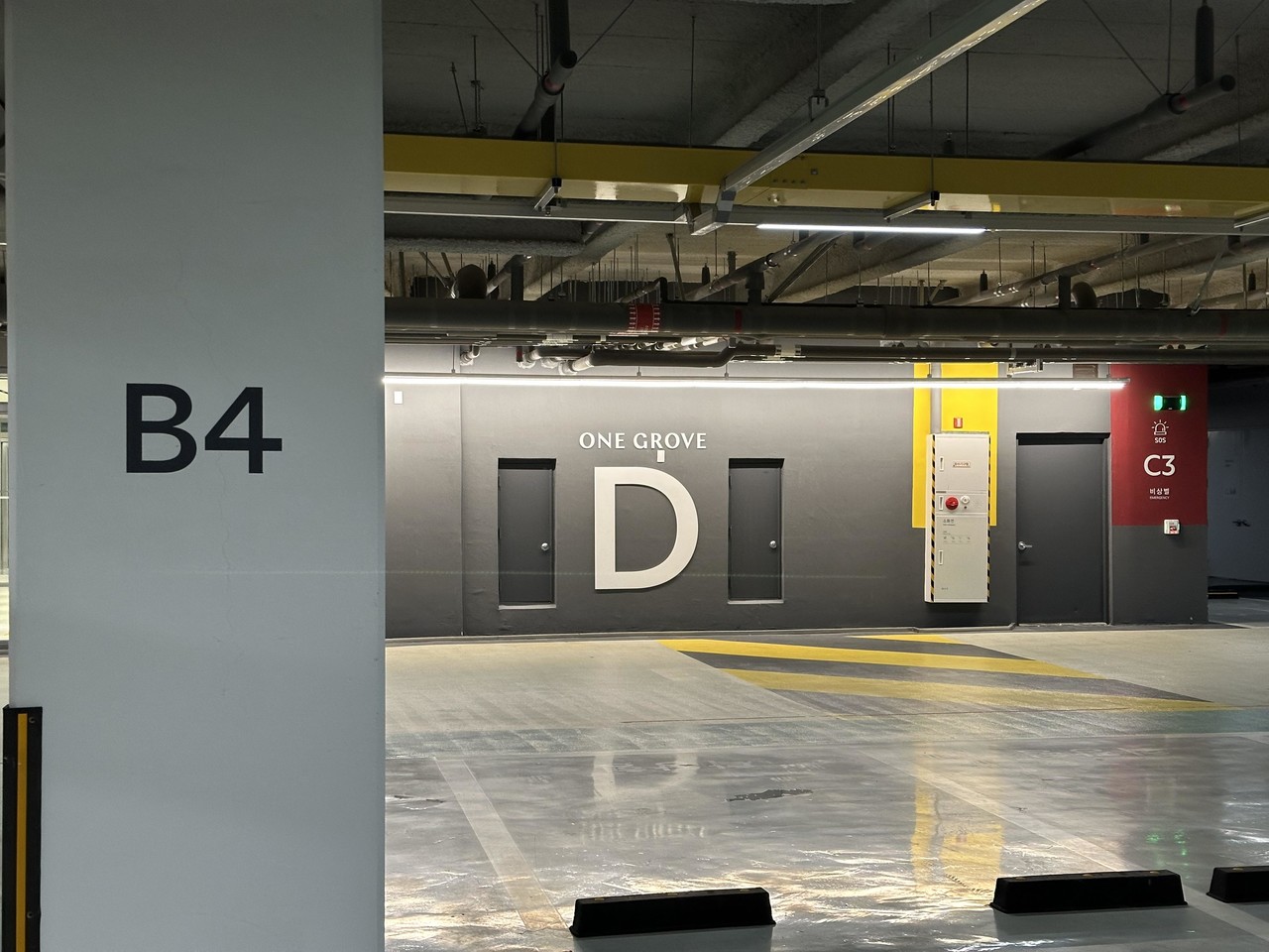 지하 4층 B4 기둥 옆 D동 엘리베이터를 타고   2층으로 오시는 게 제일 가깝습니다
