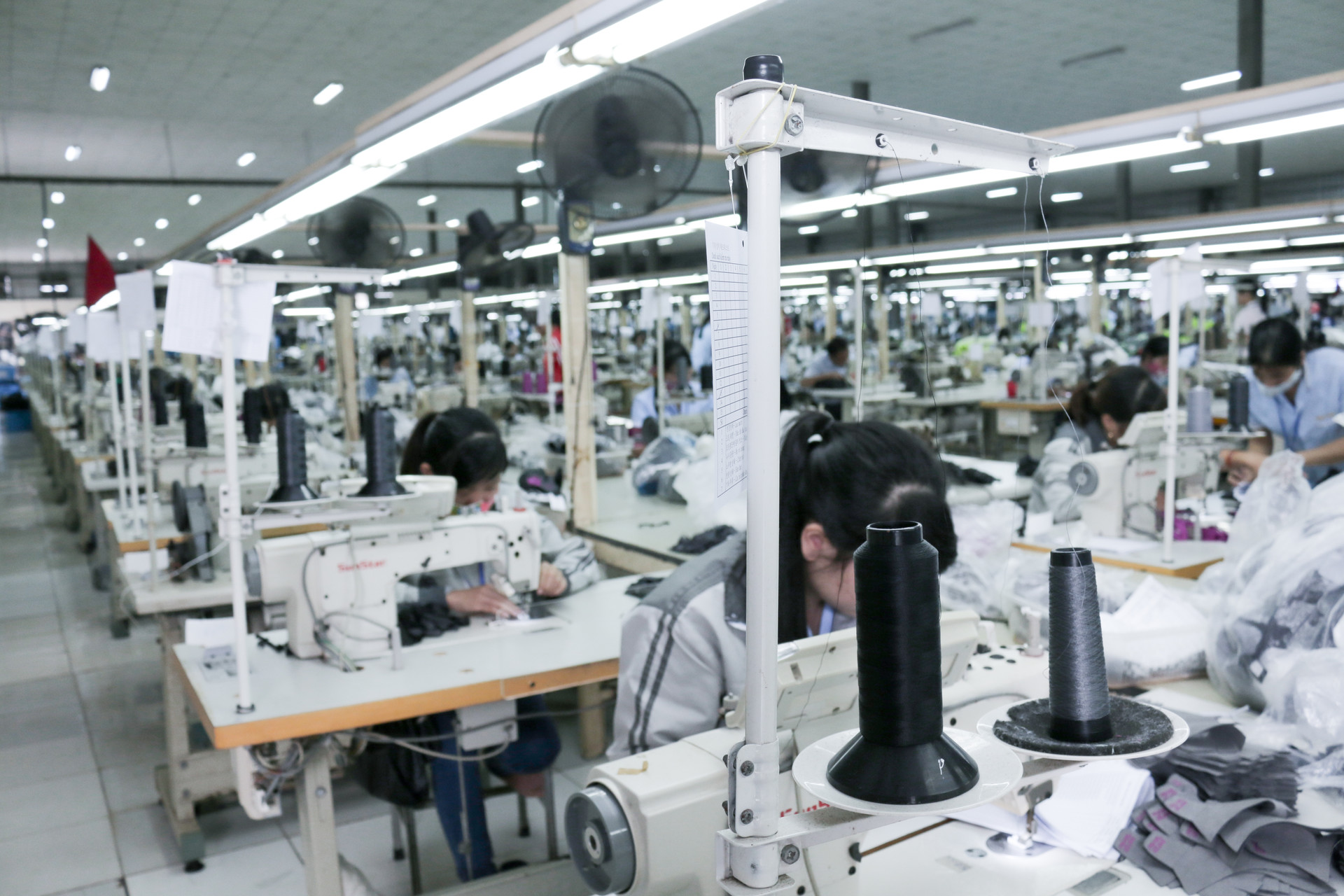 <font size="5"><b>Manufacturing</b></font size><br>다양한 글로벌 브랜드와 파트너십 체결로 OEM, ODM 등의 협업을 진행하고 있습니다.