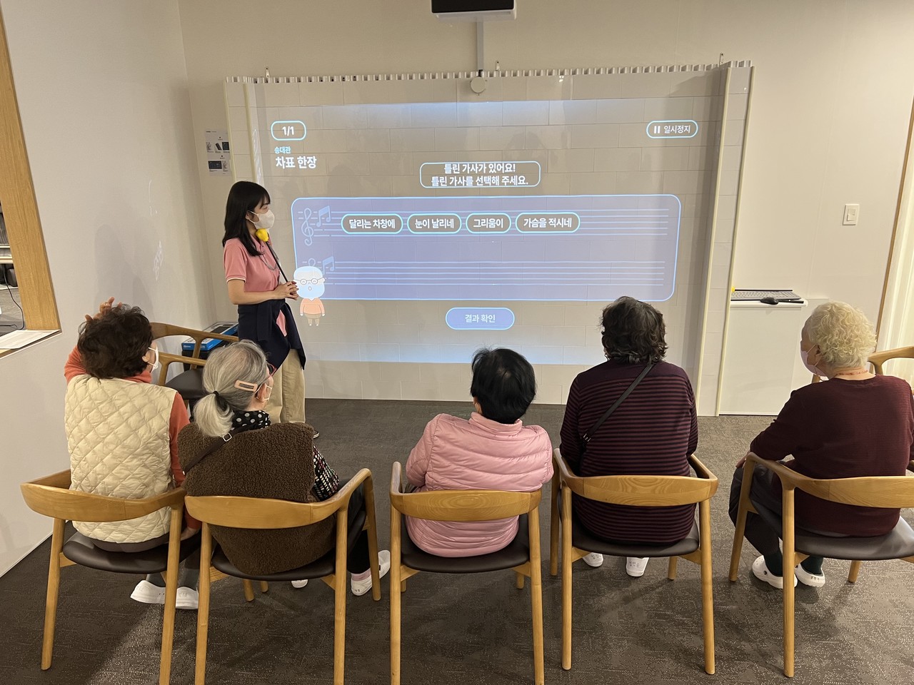 <h3 class="s1">기술보다 앞선 배려,<br>현장맞춤 설계</h3> <p>최대 150인치 대화면과 센서 일체형 본체로 <b>누구나 쉽게 몰입형 활동</b>을 시작할 수 있습니다. </p> <ul> <li>그룹형 단체활동 특화</li> <li>과학적인 난이도 구성</li> </ul>