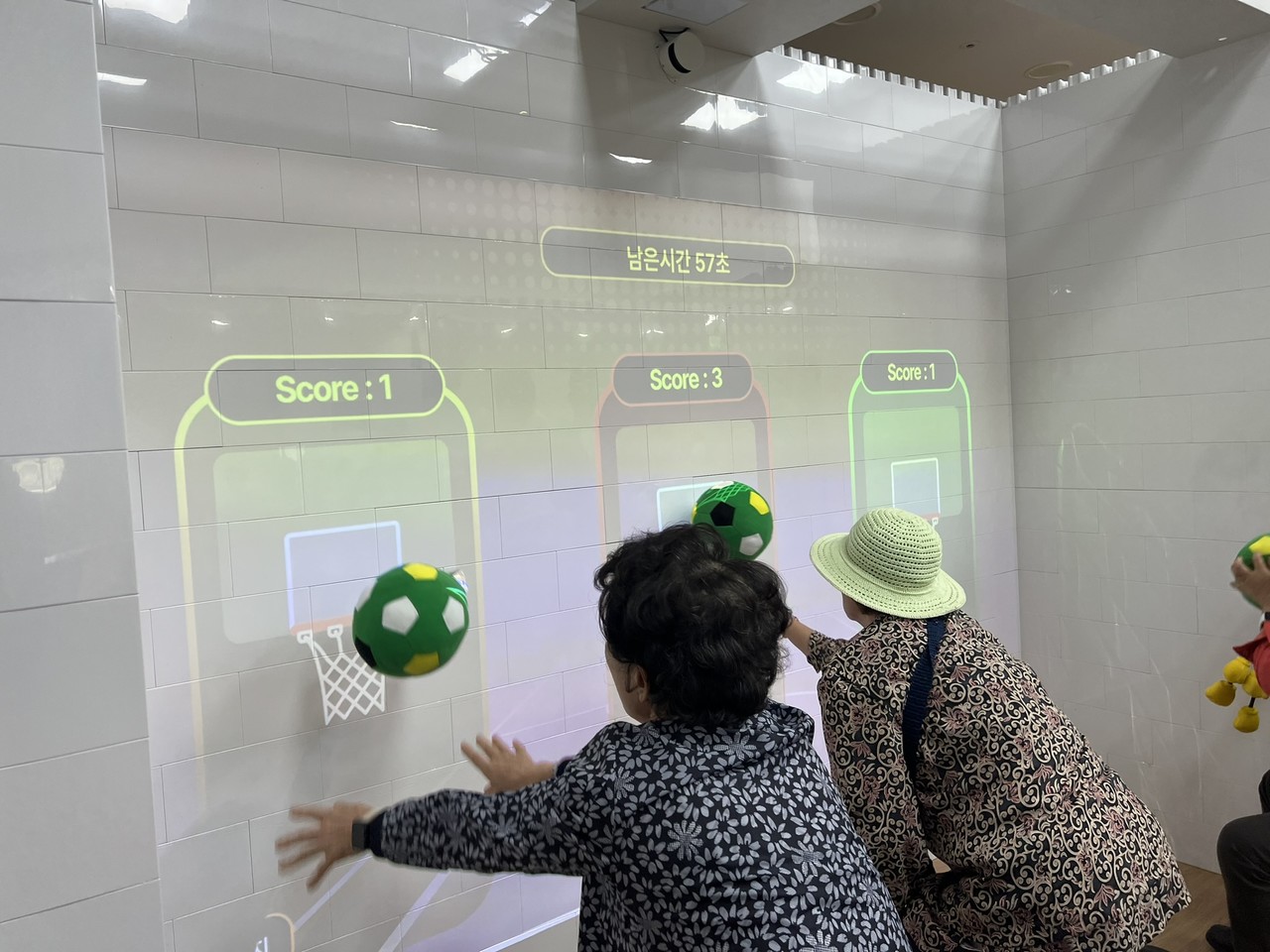 <h3 class="s1">어르신의 하루에,<br>웃음을 더하다</h3><p>인지와 신체를 자극하는 콘텐츠로, <b>어르신이 시간 가는 줄 모르고 몰입하는 즐거운 순간</b>을 만듭니다.</p><ul><li>60종 이상의 시니어 맞춤형 콘텐츠</li><li>시니어 친화 UI로 누구나 쉽게 참여</li></ul>