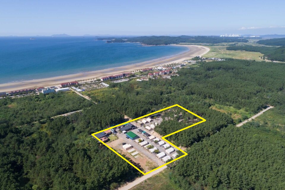 소나무숲에 둘러 쌓여 아름다운 자연을 느끼실 수 있습니다