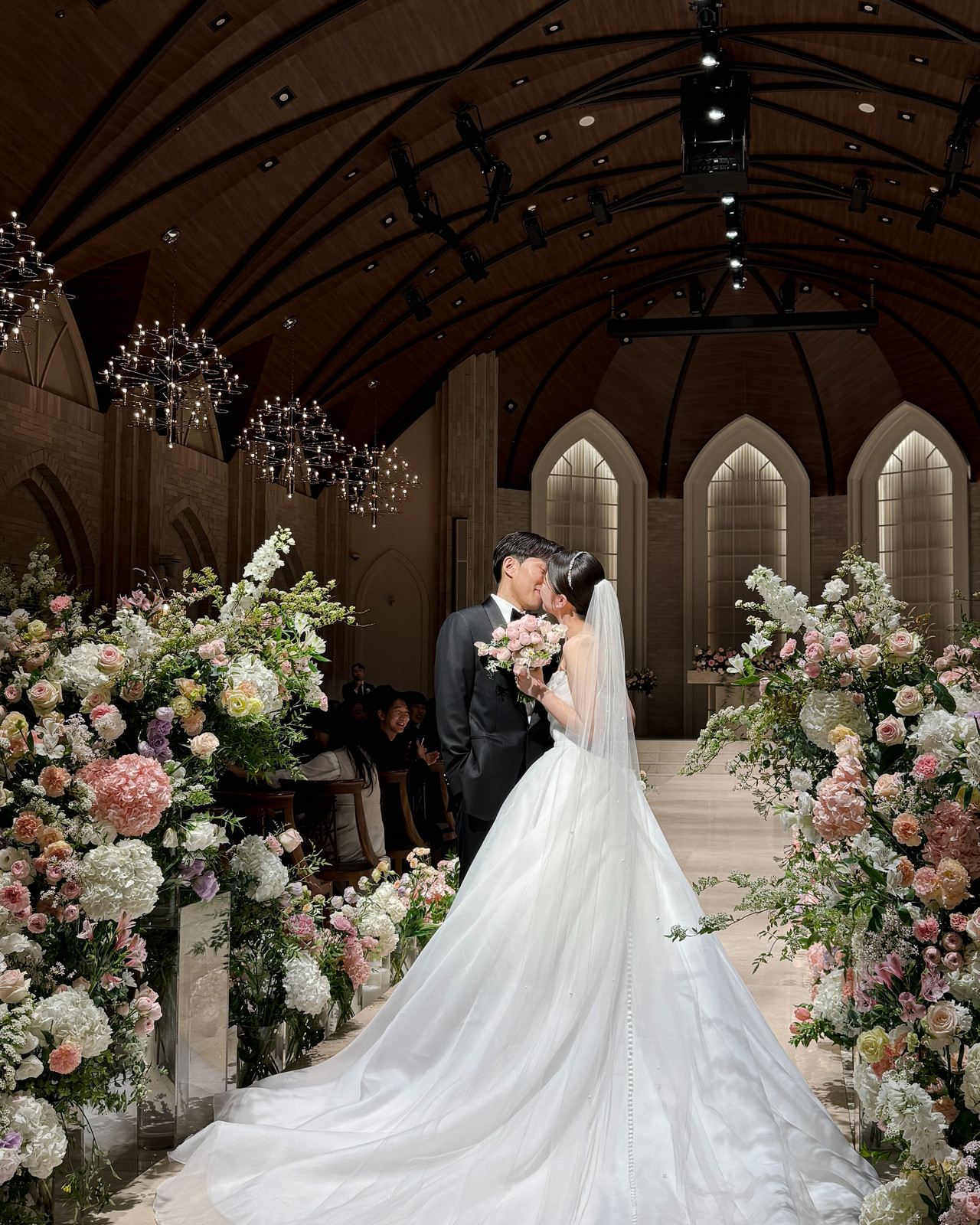 <p style="text-align:left; font-size:16px; margin-top:26px;">Noble Valenti 노블발렌티 대치<br><span style="color:#666;">Chaple Hall 채플홀</span></p>