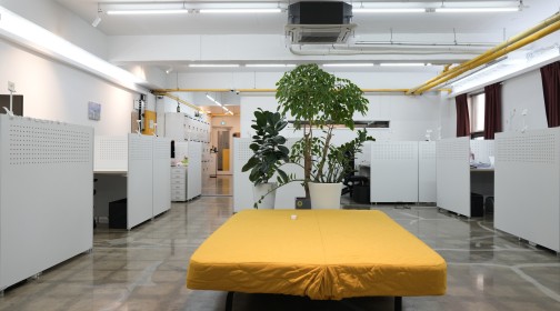 <p style="text-align: left;"><span style="font-size: 18px; font-weight: 600;">주소지 + 회의실 + 빈좌석 이용</span><br><span style="color: rgb(153, 153, 153);"><span style="font-size: 13px;"><strong>주소지 계약 시 회의실+빈좌석 이용 혜택 제공</strong></span></span><br><span style="color: rgb(243, 195, 62);"><strong>연 924,000원</strong></span></p>