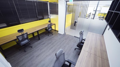 <p style="text-align: left;"><span style="font-size: 18px; font-weight: 600;">프라이빗룸 4인</span><br><span style="color: rgb(153, 153, 153);"><span style="font-size: 13px;"><strong>4인 팀을 위한 프라이빗 공간입니다.
(개별 냉난방, 개별 도어락, 수납장)</strong></span></span><br><span style="color: rgb(243, 195, 62);"><strong>월 110만원</strong></span></p>