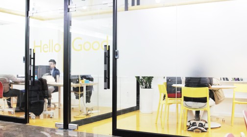 <p style="text-align: left;"><span style="font-size: 18px; font-weight: 600;">프라이빗룸 2인</span><br><span style="color: rgb(153, 153, 153);"><span style="font-size: 13px;"><strong>2인 팀을 위한 프라이빗 공간입니다.
(개별 냉난방, 개별 도어락, 수납장)</strong></span></span><br><span style="color: rgb(243, 195, 62);"><strong>월 660,000원</strong></span></p>