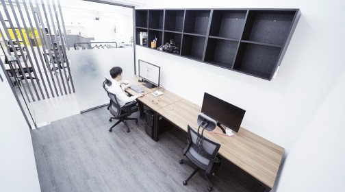 <p style="text-align: left;"><span style="font-size: 18px; font-weight: 600;">프라이빗룸 2인</span><br><span style="color: rgb(153, 153, 153);"><span style="font-size: 13px;"><strong>2인 팀을 위한 프라이빗 공간입니다.
(개별 냉난방, 개별 도어락, 수납장)</strong></span></span><br><span style="color: rgb(243, 195, 62);"><strong>월 660,000원</strong></span></p>