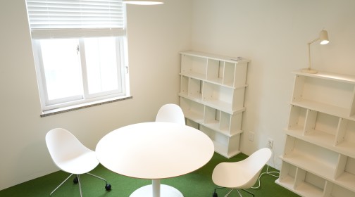 <p style="text-align: left;"><span style="font-size: 18px; font-weight: 600;">미팅룸 대관</span><br><span style="color: rgb(153, 153, 153);"><span style="font-size: 13px;"><strong>비멤버 1인 기준 금액입니다.</strong></span></span><br><span style="color: rgb(243, 195, 62);"><strong>시간당 5,500원</strong></span></p>