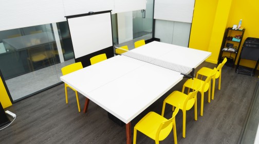 <p style="text-align: left;"><span style="font-size: 18px; font-weight: 600;">미팅룸 대관</span><br><span style="color: rgb(153, 153, 153);"><span style="font-size: 13px;"><strong>비멤버 1인 기준 금액입니다.</strong></span></span><br><span style="color: rgb(243, 195, 62);"><strong>시간당 5,500원</strong></span></p>