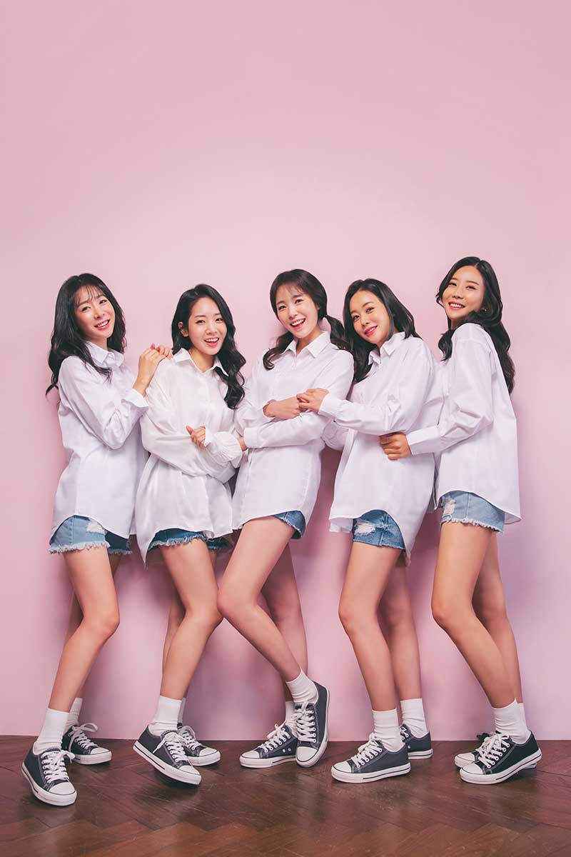 5인의 여성이 모두 같은 옷을 입고 우정사진을 촬영했다 환한 표정이 인상적이다.