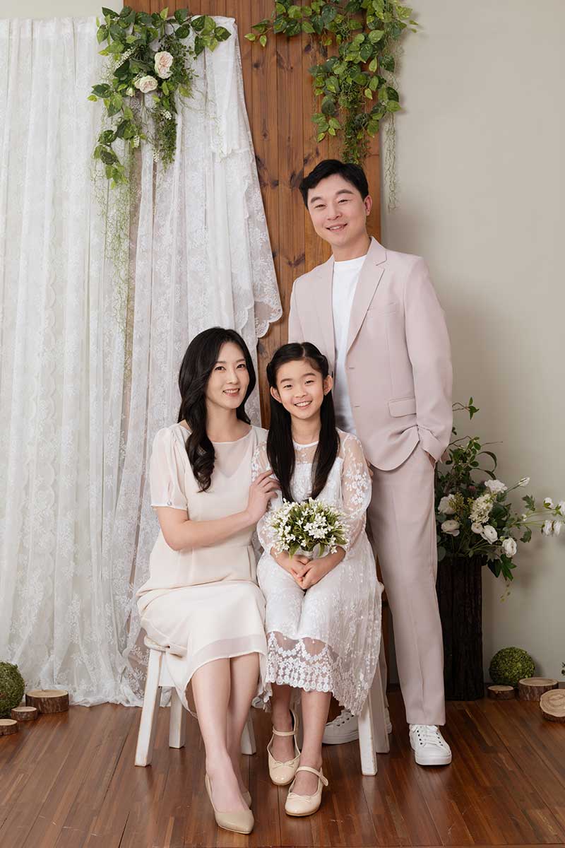3인가족사진 베이지톤의 시밀러룩으로 갖춰입고 촬영한 가족사진