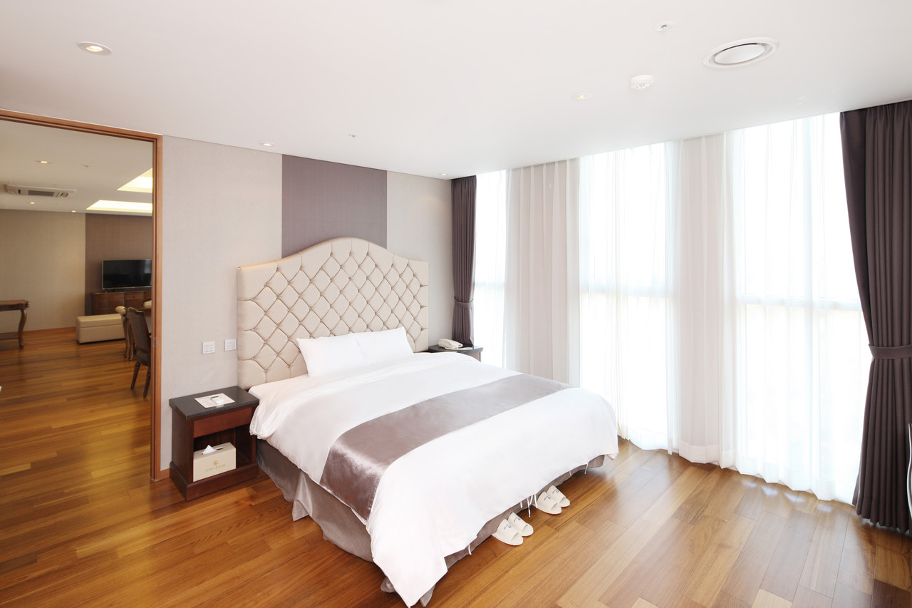 <style>   .room-container {     max-width: 800px; /* 원하는 최대 너비로 조정 */     margin: 0;        /* 가운데 정렬 */   }   .room-box {     margin-top: -30px; /* 이미지와 박스 사이의 간격을 없앰 */     background: #fff;     border-radius: 0px 0px 24px 24px;     padding: 30px 36px 30px 36px;     box-sizing: border-box;     width: 100%; /* 부모(.room-container) 기준 100% */     text-align: left;   }   .title-section {     font-size: 30px;     color: #5f9ccd;     margin-bottom: 16px;     text-align: left;   }   .room-features {     display: flex;     align-items: baseline;     text-align: left;   }   .room-feature-divider {     display: inline-block;     height: 13px;     width: 1px;     background: #888;     margin: 0 16px;   }   .desc-flex {     display: flex;     margin: 0 0 32px 0;     align-items: flex-start;     text-align: left;   } </style>  <div class="room-container">   <div class="room-box">     <div class="title-section">       ロイヤルスイート     </div>     <div class="desc-flex">       <span style="color: #888">         品格あるインテリアと開放的な眺望、広大な空間が調和した最上級の客室です。<br>         便利なリビングスペースにより、最高の快適さとゆとりをお楽しみいただけます。<br>       </span>     </div>     <div class="desc-flex">       <span style="color: #e59945">         朝食券込み<br>       </span>     </div>     <hr style="border: none; height: 1px; background-color: #eee; width: 100%; margin: 30px 0 30px 0; margin-left: 0;">     <div class="room-features" style="font-size: 16px; color: #000;">       <span>         <svg width="20px" height="20px" viewBox="0 0 23 14" fill="none" xmlns="http://www.w3.org/2000/svg">           <g stroke-width="0"></g>           <g stroke-linecap="round" stroke-linejoin="round"></g>           <g id="SVGRepo_iconCarrier">             <path fill-rule="evenodd" clip-rule="evenodd"               d="M9 12C10.93 12 12.5 10.43 12.5 8.5C12.5 6.57 10.93 5 9 5C7.07 5 5.5 6.57 5.5 8.5C5.5 10.43 7.07 12 9 12ZM2 17.25C2 14.92 6.66 13.75 9 13.75C11.34 13.75 16 14.92 16 17.25V19H2V17.25ZM9 15.75C7.21 15.75 5.18 16.42 4.34 17H13.66C12.82 16.42 10.79 15.75 9 15.75ZM10.5 8.5C10.5 7.67 9.83 7 9 7C8.17 7 7.5 7.67 7.5 8.5C7.5 9.33 8.17 10 9 10C9.83 10 10.5 9.33 10.5 8.5ZM16.04 13.81C17.2 14.65 18 15.77 18 17.25V19H22V17.25C22 15.23 18.5 14.08 16.04 13.81ZM18.5 8.5C18.5 10.43 16.93 12 15 12C14.46 12 13.96 11.87 13.5 11.65C14.13 10.76 14.5 9.67 14.5 8.5C14.5 7.33 14.13 6.24 13.5 5.35C13.96 5.13 14.46 5 15 5C16.93 5 18.5 6.57 18.5 8.5Z"               fill="#5f9ccd"></path>           </g>         </svg>           2人(+2人)       </span>       <span class="room-feature-divider"></span>       <span>         <svg fill="#5f9ccd" width="18px" height="18px" viewBox="0 0 25 18" xmlns="http://www.w3.org/2000/svg">           <g stroke-width="0"></g>           <g id="SVGRepo_tracerCarrier" stroke-linecap="merit" stroke-linejoin="butt"></g>           <path d="M3 5v14c0 1.103.897 2 2 2h14c1.103 0 2-.897 2-2V5c0-1.103-.897-2-2-2H5c-1.103 0-2 .897-2 2zm16.002 14H5V5h14l.002 14z"></path>           <path d="M15 12h2V7h-5v2h3zm-3 3H9v-3H7v5h5z"></path>         </svg>          79㎡       </span>       <span class="room-feature-divider"></span>       <span>         <svg fill="#5f9ccd" width="16px" height="16px" viewBox="0 0 22 19" xmlns="http://www.w3.org/2000/svg">           <g stroke-width="0"></g>           <g stroke-linecap="round" stroke-linejoin="round"></g>           <g id="SVGRepo_iconCarrier">             <path d="M20 9.557V3h-2v2H6V3H4v6.557C2.81 10.25 2 11.525 2 13v4a1 1 0 0 0 1 1h1v4h2v-4h12v4h2v-4h1a1 1 0 0 0 1-1v-4c0-1.475-.811-2.75-2-3.443zM18 7v2h-5V7h5zM6 7h5v2H6V7zm14 9H4v-3c0-1.103.897-2 2-2h12c1.103 0 2 .897 2 2v3z"></path>           </g>         </svg>           ダブル1台       </span>     </div>   </div> </div>