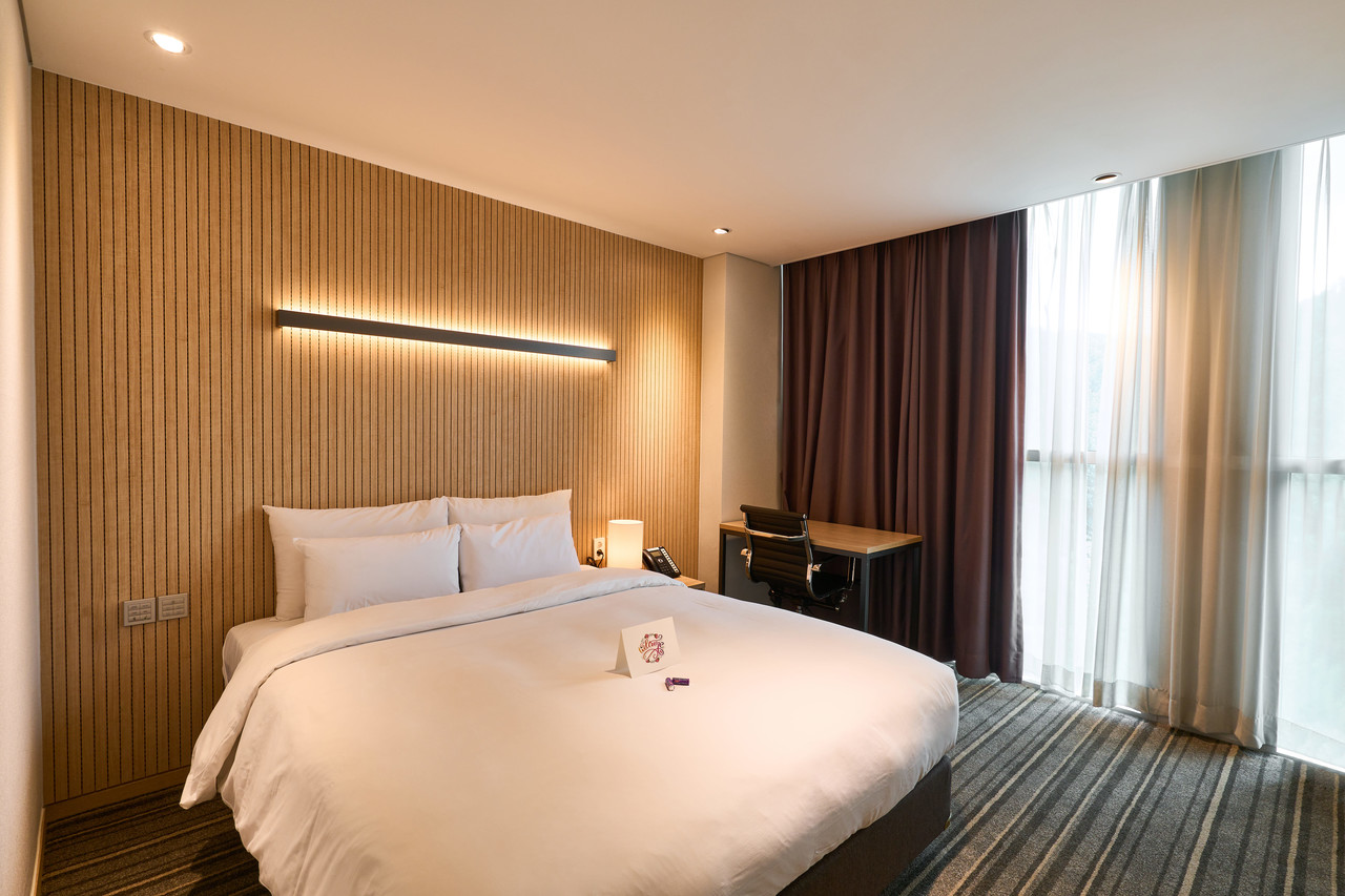 <style>   .room-container {     max-width: 800px; /* 원하는 최대 너비로 조정 */     margin: 0;        /* 가운데 정렬 */   }   .room-box {     margin-top: -30px; /* 이미지와 박스 사이의 간격을 없앰 */     background: #fff;     border-radius: 0px 0px 24px 24px;     padding: 30px 36px 30px 36px;     box-sizing: border-box;     width: 100%; /* 부모(.room-container) 기준 100% */     text-align: left;   }   .title-section {     font-size: 30px;     color: #5f9ccd;     margin-bottom: 16px;     text-align: left;   }   .room-features {     display: flex;     align-items: baseline;     text-align: left;   }   .room-feature-divider {     display: inline-block;     height: 13px;     width: 1px;     background: #888;     margin: 0 16px;   }   .desc-flex {     display: flex;     margin: 0 0 32px 0;     align-items: flex-start;     text-align: left;   } </style>  <div class="room-container">   <div class="room-box">     <div class="title-section">       スクエアシグネチャーダブル     </div>     <div class="desc-flex">       <span style="color: #888">         ホテルスクエアのアイコニックな客室で、モダンなインテリアの仕上げたシグネチャールームでございます。<br>         ダブルベッド1台で構成されております。<br>       </span>     </div>     <div class="desc-flex">       <span style="color: #e59945">         朝食券込み<br>       </span>     </div>     <hr style="border: none; height: 1px; background-color: #eee; width: 100%; margin: 30px 0 30px 0; margin-left: 0;">     <div class="room-features" style="font-size: 16px; color: #000;">       <span>         <svg width="20px" height="20px" viewBox="0 0 23 14" fill="none" xmlns="http://www.w3.org/2000/svg">           <g stroke-width="0"></g>           <g stroke-linecap="round" stroke-linejoin="round"></g>           <g id="SVGRepo_iconCarrier">             <path fill-rule="evenodd" clip-rule="evenodd"               d="M9 12C10.93 12 12.5 10.43 12.5 8.5C12.5 6.57 10.93 5 9 5C7.07 5 5.5 6.57 5.5 8.5C5.5 10.43 7.07 12 9 12ZM2 17.25C2 14.92 6.66 13.75 9 13.75C11.34 13.75 16 14.92 16 17.25V19H2V17.25ZM9 15.75C7.21 15.75 5.18 16.42 4.34 17H13.66C12.82 16.42 10.79 15.75 9 15.75ZM10.5 8.5C10.5 7.67 9.83 7 9 7C8.17 7 7.5 7.67 7.5 8.5C7.5 9.33 8.17 10 9 10C9.83 10 10.5 9.33 10.5 8.5ZM16.04 13.81C17.2 14.65 18 15.77 18 17.25V19H22V17.25C22 15.23 18.5 14.08 16.04 13.81ZM18.5 8.5C18.5 10.43 16.93 12 15 12C14.46 12 13.96 11.87 13.5 11.65C14.13 10.76 14.5 9.67 14.5 8.5C14.5 7.33 14.13 6.24 13.5 5.35C13.96 5.13 14.46 5 15 5C16.93 5 18.5 6.57 18.5 8.5Z"               fill="#5f9ccd"></path>           </g>         </svg>           最大２人       </span>       <span class="room-feature-divider"></span>       <span>         <svg fill="#5f9ccd" width="18px" height="18px" viewBox="0 0 25 18" xmlns="http://www.w3.org/2000/svg">           <g stroke-width="0"></g>           <g id="SVGRepo_tracerCarrier" stroke-linecap="merit" stroke-linejoin="butt"></g>           <path d="M3 5v14c0 1.103.897 2 2 2h14c1.103 0 2-.897 2-2V5c0-1.103-.897-2-2-2H5c-1.103 0-2 .897-2 2zm16.002 14H5V5h14l.002 14z"></path>           <path d="M15 12h2V7h-5v2h3zm-3 3H9v-3H7v5h5z"></path>         </svg>          24.10㎡       </span>       <span class="room-feature-divider"></span>       <span>         <svg fill="#5f9ccd" width="16px" height="16px" viewBox="0 0 22 19" xmlns="http://www.w3.org/2000/svg">           <g stroke-width="0"></g>           <g stroke-linecap="round" stroke-linejoin="round"></g>           <g id="SVGRepo_iconCarrier">             <path d="M20 9.557V3h-2v2H6V3H4v6.557C2.81 10.25 2 11.525 2 13v4a1 1 0 0 0 1 1h1v4h2v-4h12v4h2v-4h1a1 1 0 0 0 1-1v-4c0-1.475-.811-2.75-2-3.443zM18 7v2h-5V7h5zM6 7h5v2H6V7zm14 9H4v-3c0-1.103.897-2 2-2h12c1.103 0 2 .897 2 2v3z"></path>           </g>         </svg>           ダブル１台       </span>     </div>   </div> </div>