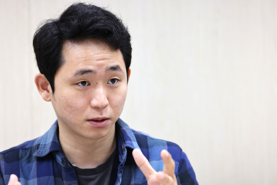 [한겨레21] “돌봄 지원받아 건강 나아지면 지원 끊겨 다시 나빠지는 악순환”