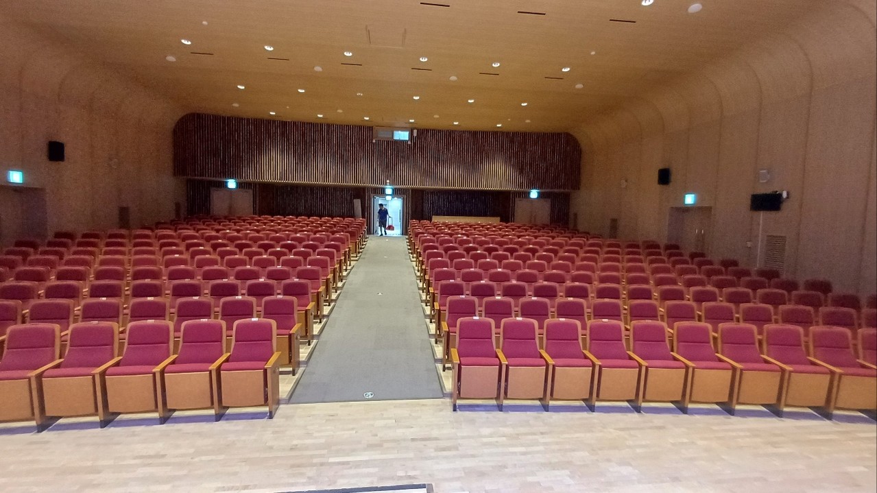 <p style="margin-left:10px;">409석 규모의 공연장</p><h5 style="margin-left:10px">창신아트홀</h5>