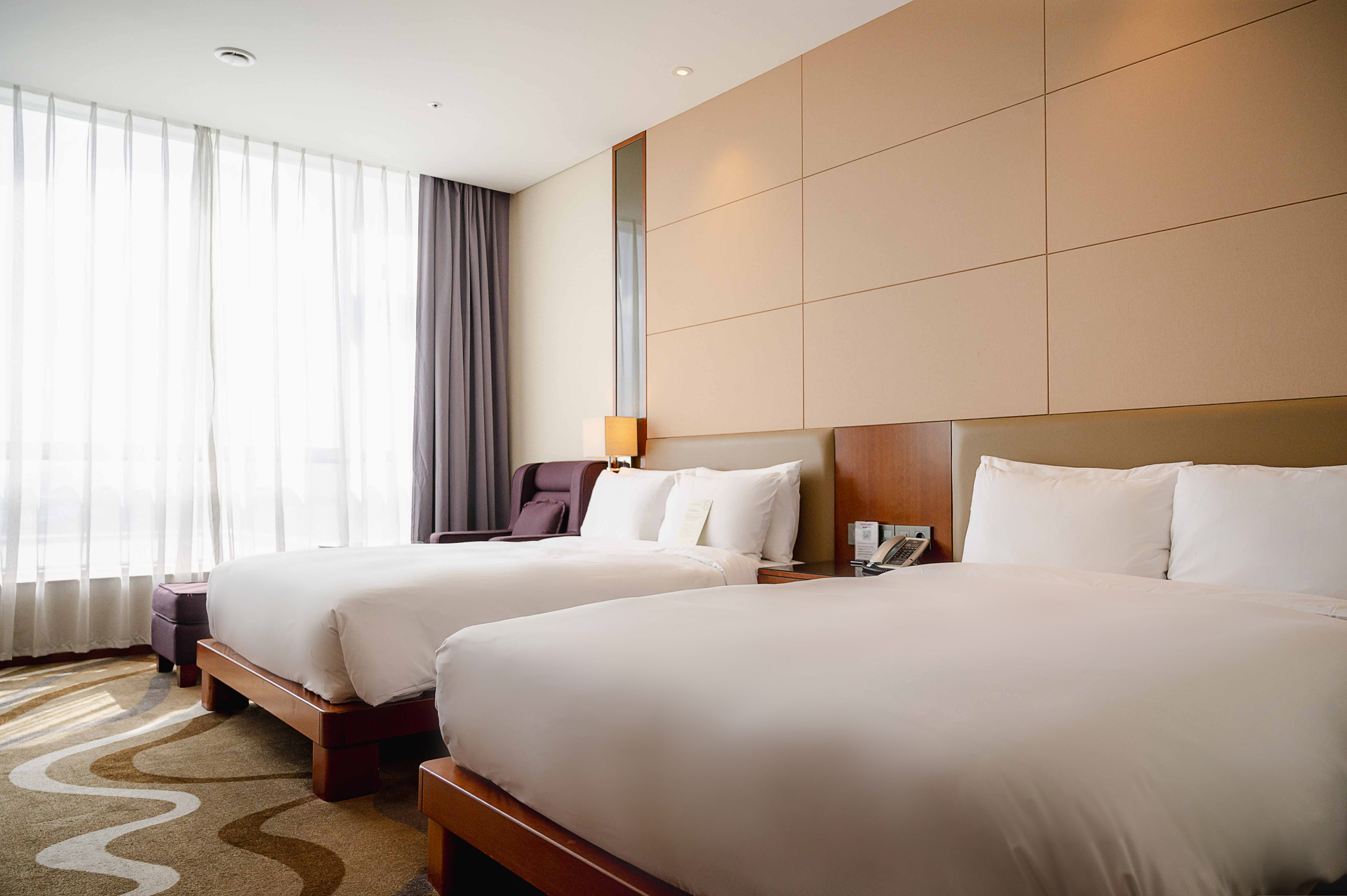 <style>   .room-container {     max-width: 800px; /* 원하는 최대 너비로 조정 */     margin: 0;        /* 가운데 정렬 */   }   .room-box {     margin-top: -20px; /* 이미지와 박스 사이의 간격을 없앰 */     background: #fff;     border-radius: 0px 0px 24px 24px;     padding: 30px 36px 30px 36px;     box-sizing: border-box;     width: 100%; /* 부모(.room-container) 기준 100% */     text-align: left;   }   .title-section {     font-size: 16px;     color: #5f9ccd;     margin-bottom: 12px;     text-align: left;   }   .room-features {     display: flex;     align-items: baseline;     text-align: left;   }   .room-feature-divider {     display: inline-block;     height: 13px;     width: 1px;     background: #888;     margin: 0 8px;   }   .desc-flex {     display: flex;     margin: 0 0 16px 0;     align-items: flex-start;     text-align: left;     font-size: 14px;   } </style>  <div class="room-container">   <div class="room-box">     <div class="title-section">       ファミリースイートダブル     </div>     <div class="desc-flex">       <span style="color: #888">         独立性と高級感を兼ね備えた客室タイプで、4名様がゆったりとご宿泊いただける広々としたお部屋です。 独立したリビングスペースもあり、快適さをさらに高めております。<br>       </span>     </div>     <div class="desc-flex">       <span style="color: #e59945">         朝食券込み<br>       </span>     </div>     <hr style="border: none; height: 1px; background-color: #eee; width: 100%; margin: 20px 0 20px 0; margin-left: 0;">     <div class="room-features" style="font-size: 16px; color: #000;">       <span>         <svg width="20px" height="20px" viewBox="0 0 23 14" fill="none" xmlns="http://www.w3.org/2000/svg">           <g stroke-width="0"></g>           <g stroke-linecap="round" stroke-linejoin="round"></g>           <g id="SVGRepo_iconCarrier">             <path fill-rule="evenodd" clip-rule="evenodd"               d="M9 12C10.93 12 12.5 10.43 12.5 8.5C12.5 6.57 10.93 5 9 5C7.07 5 5.5 6.57 5.5 8.5C5.5 10.43 7.07 12 9 12ZM2 17.25C2 14.92 6.66 13.75 9 13.75C11.34 13.75 16 14.92 16 17.25V19H2V17.25ZM9 15.75C7.21 15.75 5.18 16.42 4.34 17H13.66C12.82 16.42 10.79 15.75 9 15.75ZM10.5 8.5C10.5 7.67 9.83 7 9 7C8.17 7 7.5 7.67 7.5 8.5C7.5 9.33 8.17 10 9 10C9.83 10 10.5 9.33 10.5 8.5ZM16.04 13.81C17.2 14.65 18 15.77 18 17.25V19H22V17.25C22 15.23 18.5 14.08 16.04 13.81ZM18.5 8.5C18.5 10.43 16.93 12 15 12C14.46 12 13.96 11.87 13.5 11.65C14.13 10.76 14.5 9.67 14.5 8.5C14.5 7.33 14.13 6.24 13.5 5.35C13.96 5.13 14.46 5 15 5C16.93 5 18.5 6.57 18.5 8.5Z"               fill="#5f9ccd"></path>           </g>         </svg>           4人（+1人)       </span>       <span class="room-feature-divider"></span>       <span>         <svg fill="#5f9ccd" width="18px" height="18px" viewBox="0 0 24 18" xmlns="http://www.w3.org/2000/svg">           <g stroke-width="0"></g>           <g id="SVGRepo_tracerCarrier" stroke-linecap="merit" stroke-linejoin="butt"></g>           <path d="M3 5v14c0 1.103.897 2 2 2h14c1.103 0 2-.897 2-2V5c0-1.103-.897-2-2-2H5c-1.103 0-2 .897-2 2zm16.002 14H5V5h14l.002 14z"></path>           <path d="M15 12h2V7h-5v2h3zm-3 3H9v-3H7v5h5z"></path>         </svg>          39㎡       </span>       <span class="room-feature-divider"></span>       <span>         <svg fill="#5f9ccd" width="16px" height="16px" viewBox="0 0 22 19" xmlns="http://www.w3.org/2000/svg">           <g stroke-width="0"></g>           <g stroke-linecap="round" stroke-linejoin="round"></g>           <g id="SVGRepo_iconCarrier">             <path d="M20 9.557V3h-2v2H6V3H4v6.557C2.81 10.25 2 11.525 2 13v4a1 1 0 0 0 1 1h1v4h2v-4h12v4h2v-4h1a1 1 0 0 0 1-1v-4c0-1.475-.811-2.75-2-3.443zM18 7v2h-5V7h5zM6 7h5v2H6V7zm14 9H4v-3c0-1.103.897-2 2-2h12c1.103 0 2 .897 2 2v3z"></path>           </g>         </svg>           ダブル2台       </span>     </div>   </div> </div>