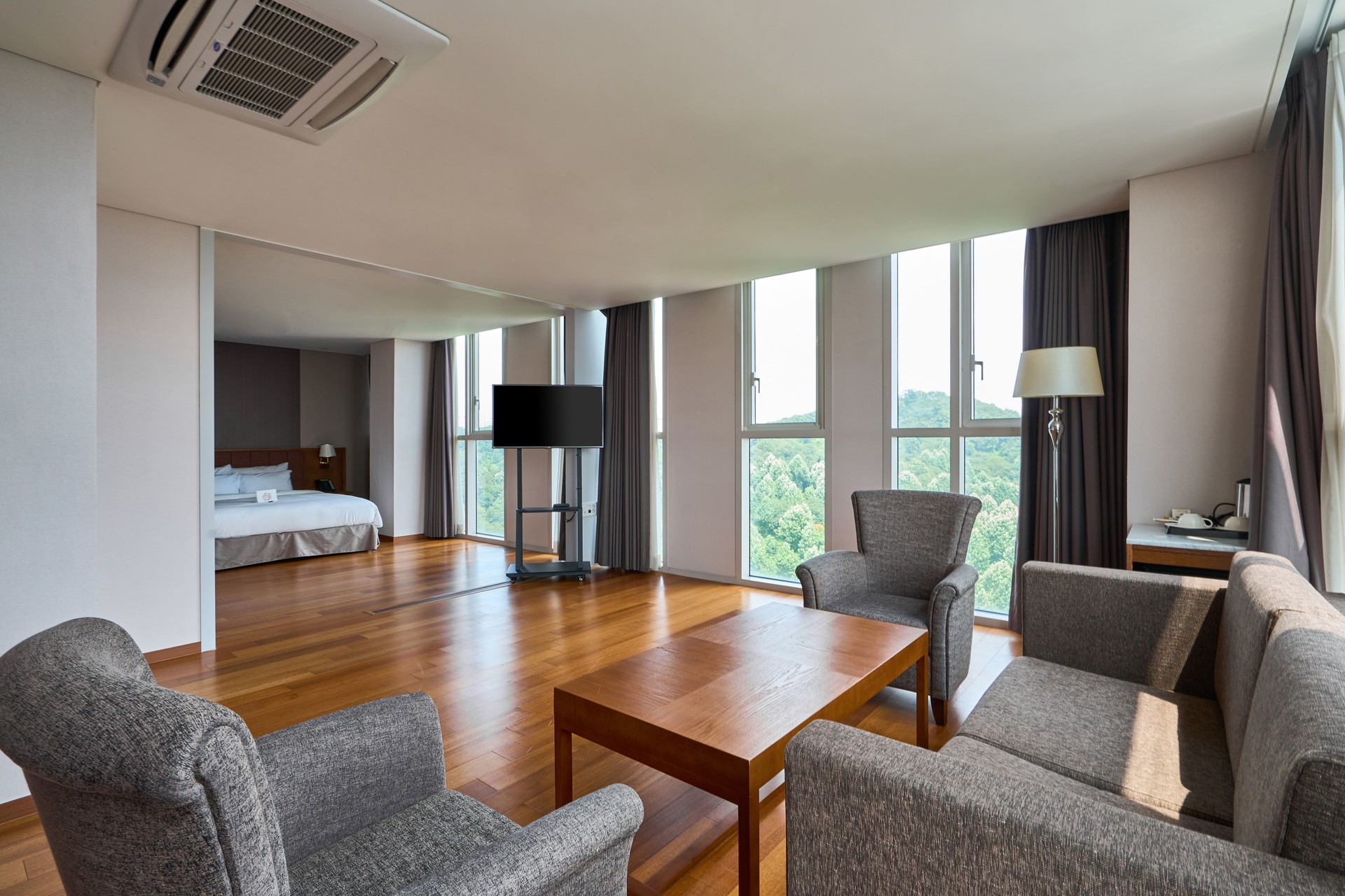 <style>   .room-container {     max-width: 800px; /* 원하는 최대 너비로 조정 */     margin: 0;        /* 가운데 정렬 */   }   .room-box {     margin-top: -20px; /* 이미지와 박스 사이의 간격을 없앰 */     background: #fff;     border-radius: 0px 0px 24px 24px;     padding: 30px 36px 30px 36px;     box-sizing: border-box;     width: 100%; /* 부모(.room-container) 기준 100% */     text-align: left;   }   .title-section {     font-size: 16px;     color: #5f9ccd;     margin-bottom: 12px;     text-align: left;   }   .room-features {     display: flex;     align-items: baseline;     text-align: left;   }   .room-feature-divider {     display: inline-block;     height: 13px;     width: 1px;     background: #888;     margin: 0 8px;   }   .desc-flex {     display: flex;     margin: 0 0 16px 0;     align-items: flex-start;     text-align: left;     font-size: 14px;   } </style>  <div class="room-container">   <div class="room-box">     <div class="title-section">       デラックススイート     </div>     <div class="desc-flex">       <span style="color: #888">         ジュニアスイートよりも広いリビングスペースと開放的なレイアウトで、 ゆとりある空間を活用できるスイートタイプの客室です。<br>       </span>     </div>     <div class="desc-flex">       <span style="color: #e59945">         朝食券込み<br>       </span>     </div>     <hr style="border: none; height: 1px; background-color: #eee; width: 100%; margin: 20px 0 20px 0; margin-left: 0;">     <div class="room-features" style="font-size: 16px; color: #000;">       <span>         <svg width="20px" height="20px" viewBox="0 0 23 14" fill="none" xmlns="http://www.w3.org/2000/svg">           <g stroke-width="0"></g>           <g stroke-linecap="round" stroke-linejoin="round"></g>           <g id="SVGRepo_iconCarrier">             <path fill-rule="evenodd" clip-rule="evenodd"               d="M9 12C10.93 12 12.5 10.43 12.5 8.5C12.5 6.57 10.93 5 9 5C7.07 5 5.5 6.57 5.5 8.5C5.5 10.43 7.07 12 9 12ZM2 17.25C2 14.92 6.66 13.75 9 13.75C11.34 13.75 16 14.92 16 17.25V19H2V17.25ZM9 15.75C7.21 15.75 5.18 16.42 4.34 17H13.66C12.82 16.42 10.79 15.75 9 15.75ZM10.5 8.5C10.5 7.67 9.83 7 9 7C8.17 7 7.5 7.67 7.5 8.5C7.5 9.33 8.17 10 9 10C9.83 10 10.5 9.33 10.5 8.5ZM16.04 13.81C17.2 14.65 18 15.77 18 17.25V19H22V17.25C22 15.23 18.5 14.08 16.04 13.81ZM18.5 8.5C18.5 10.43 16.93 12 15 12C14.46 12 13.96 11.87 13.5 11.65C14.13 10.76 14.5 9.67 14.5 8.5C14.5 7.33 14.13 6.24 13.5 5.35C13.96 5.13 14.46 5 15 5C16.93 5 18.5 6.57 18.5 8.5Z"               fill="#5f9ccd"></path>           </g>         </svg>           2人（+1人)       </span>       <span class="room-feature-divider"></span>       <span>         <svg fill="#5f9ccd" width="18px" height="18px" viewBox="0 0 24 18" xmlns="http://www.w3.org/2000/svg">           <g stroke-width="0"></g>           <g id="SVGRepo_tracerCarrier" stroke-linecap="merit" stroke-linejoin="butt"></g>           <path d="M3 5v14c0 1.103.897 2 2 2h14c1.103 0 2-.897 2-2V5c0-1.103-.897-2-2-2H5c-1.103 0-2 .897-2 2zm16.002 14H5V5h14l.002 14z"></path>           <path d="M15 12h2V7h-5v2h3zm-3 3H9v-3H7v5h5z"></path>         </svg>          47㎡       </span>       <span class="room-feature-divider"></span>       <span>         <svg fill="#5f9ccd" width="16px" height="16px" viewBox="0 0 22 19" xmlns="http://www.w3.org/2000/svg">           <g stroke-width="0"></g>           <g stroke-linecap="round" stroke-linejoin="round"></g>           <g id="SVGRepo_iconCarrier">             <path d="M20 9.557V3h-2v2H6V3H4v6.557C2.81 10.25 2 11.525 2 13v4a1 1 0 0 0 1 1h1v4h2v-4h12v4h2v-4h1a1 1 0 0 0 1-1v-4c0-1.475-.811-2.75-2-3.443zM18 7v2h-5V7h5zM6 7h5v2H6V7zm14 9H4v-3c0-1.103.897-2 2-2h12c1.103 0 2 .897 2 2v3z"></path>           </g>         </svg>           ダブル1台       </span>     </div>   </div> </div>