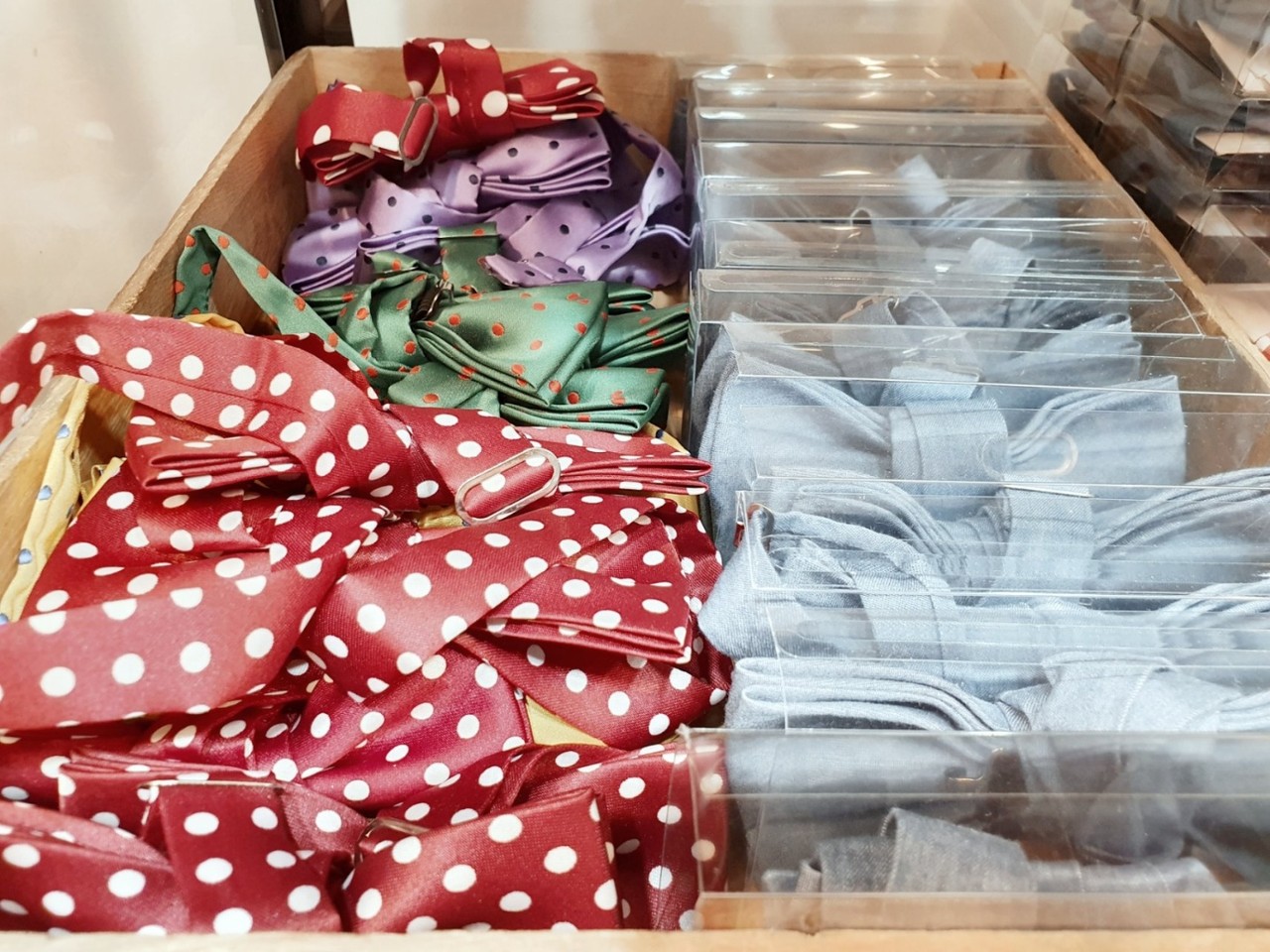 악세서리 보우타이, 멜빵등 다양한 소품구비