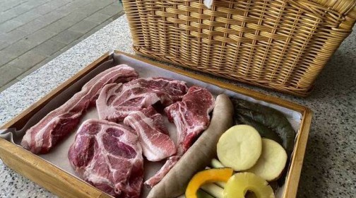 <p style="text-align: left;"><span style="font-size: 18px; font-weight: 600;">모둠바베큐 800g</span><br><span style="color: rgb(153, 153, 153);"><span style="font-size: 13px;"><strong>4인 기준.
제주돼지로만든 수제 생소세지, 구움야채, 새우</strong></span></span><br><span style="color: rgb(23, 71, 53);"><strong>90,000</strong></span></p>