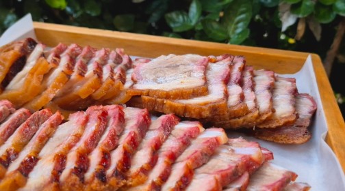 <p style="text-align: left;"><span style="font-size: 18px; font-weight: 600;">통삼겹바베큐 200g</span><br><span style="color: rgb(153, 153, 153);"><span style="font-size: 13px;"><strong>50인 이상 주문 가능.
밥+장국 포함.</strong></span></span><br><span style="color: rgb(23, 71, 53);"><strong>20,000</strong></span></p>