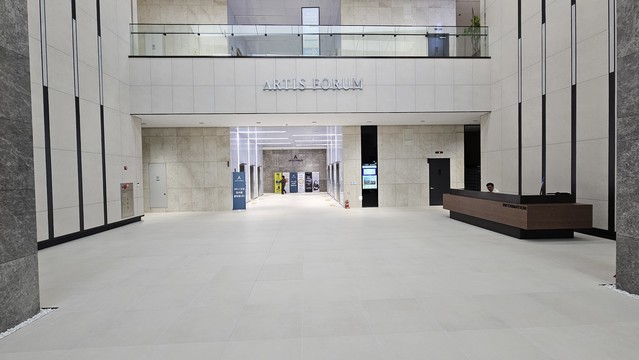 <p style="text-align:left; font-size:16px; margin-top:26px;">아티스포럼<br><span style="color:#f00;">로비</span></p>