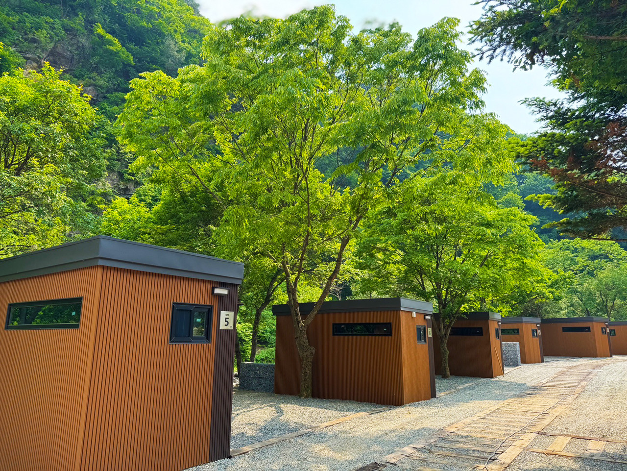 가평 스테이지 캠핑앤 풀빌라의 개별화장실, 개별개수대, 개별샤워실 캠핑사이트 모습입니다.