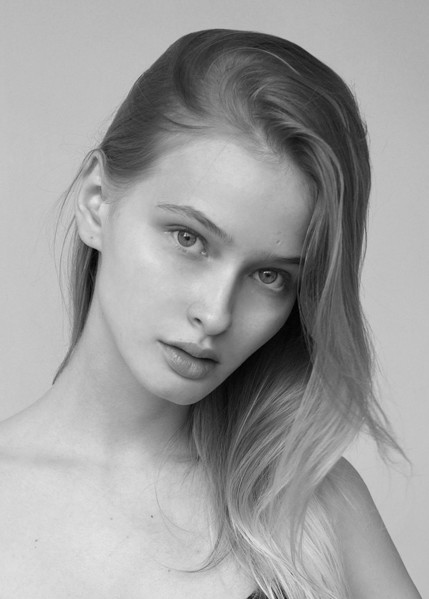 <p class="ink_free0" style="font-size: 20px; color: #fff; margin-top: 20px;" >KLAUDIA</p>