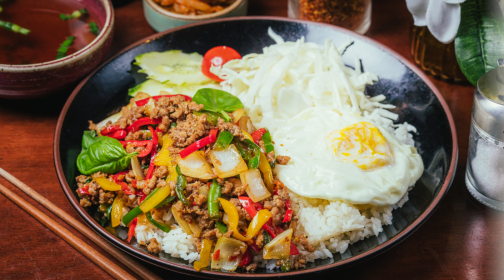<p style="text-align: left;"><span style="font-size: 18px; font-weight: 600;">팟카파오무쌉(비건가능)</span><br><span style="color: rgb(153, 153, 153);"><span style="font-size: 13px;"><strong>오이스터소스에 다진돼지고기, 바질을 볶은요리
비건팟카파오 가능</strong></span></span></p>
