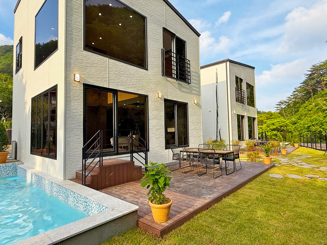 가평 스테이지 캠핑앤 풀빌라의 프라이빗한 풀빌라 펜션의 모습입니다.