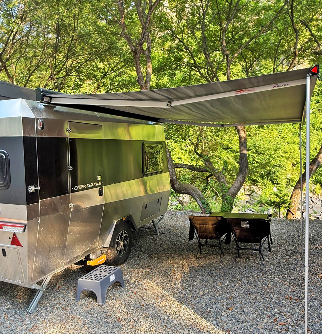 <div style="line-height:50px"><div style ="font-size:20px;" >Couple Caravan.</div><B><div style ="font-size:40px;">커플 카라반</DIV></B><div style ="font-size:15px;"><div style="line-height:35px">크기:중형 / 기준인원 2명 / 최대인원 2명<br>개별시설(개수대, 화장실, 샤워실) 모든 캠핑장비 완비</div></DIV></div>