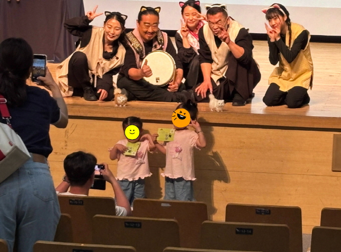 나는고양이로소이다 공연후 네살 아이들이 출연자들과 포토타임