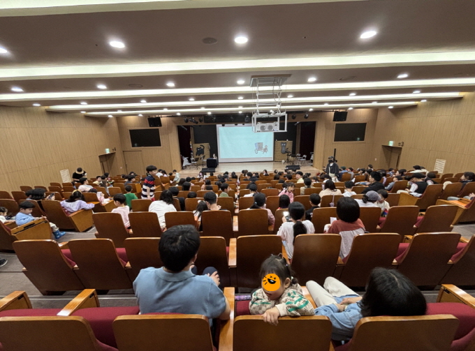 충남도서관 공연장을 가득 메운 관객들, 어린이와 부모가 함께 관람 중인 전통 마당놀이 나는 고양이로소이다 공연 현장