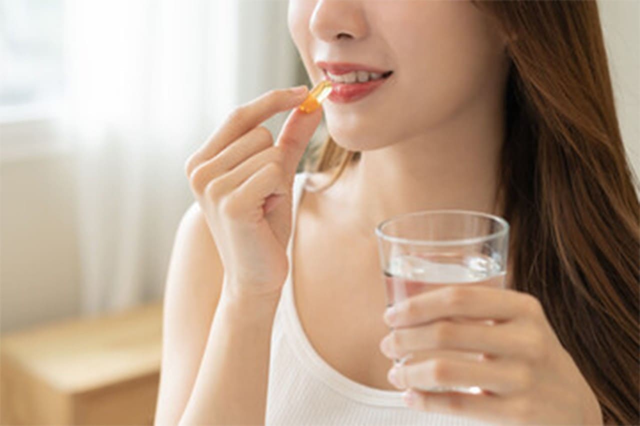 프레쉬서트 임산부 식품 인증 - 예비 엄마가 영양제를 섭취하며 건강을 관리하는 모습